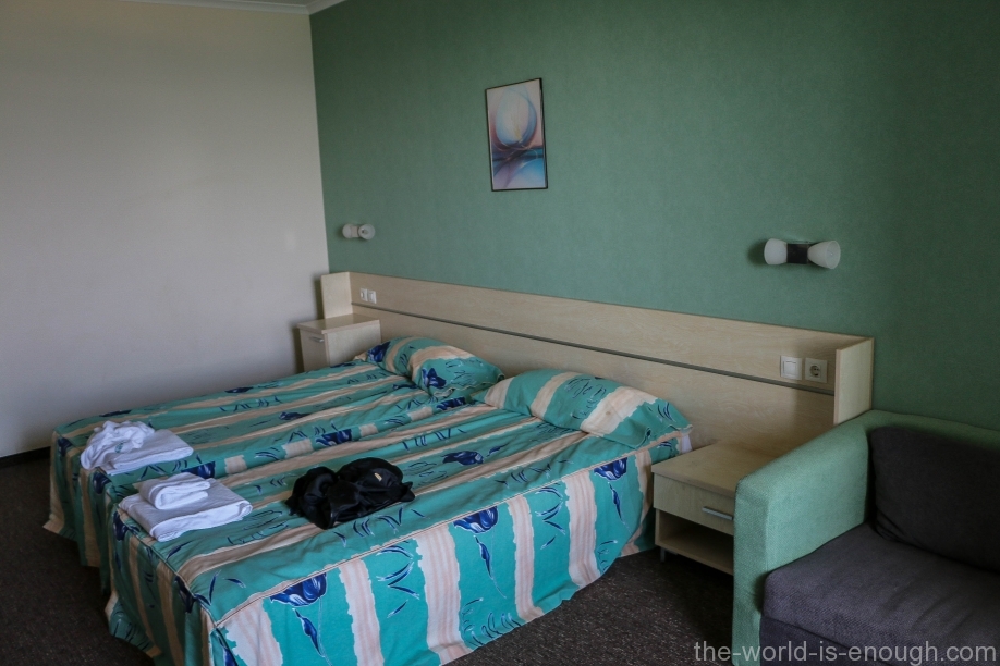 Кровать в номере 313 отеля Арсена, Несебр