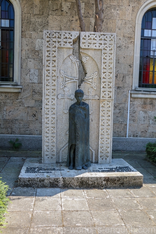 Монумент жертвам геноцида армян в Бургасе