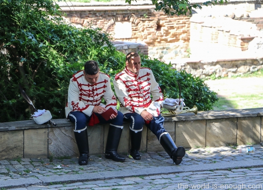 Музыканты-гвардейцы отдыхают во дворе Президентского дворца, София