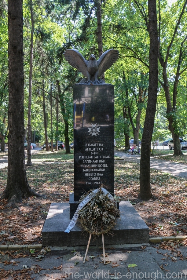 Памятник болгарским летчикам, погибшим при защите Софии