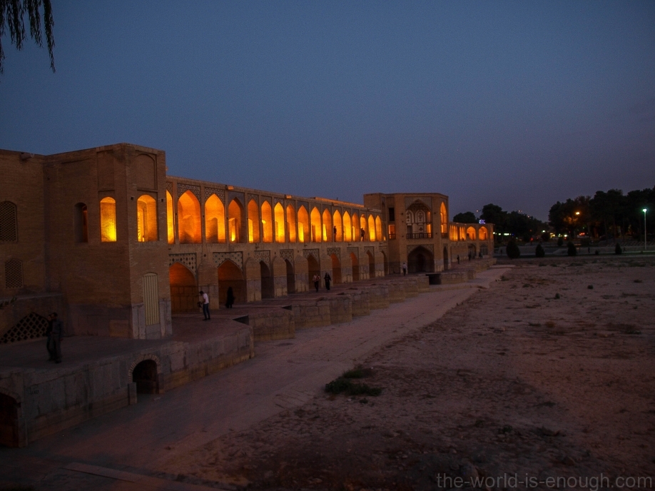 Исфахан, мост Хаджу ночью