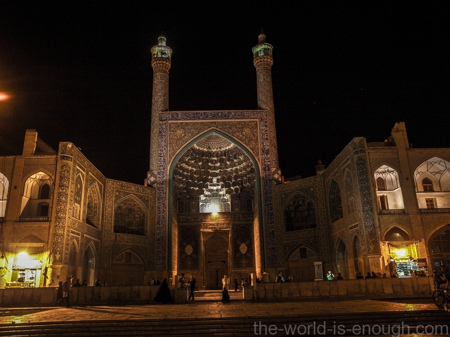 Ночная подсветка мечети Имама (Аббаси) на площади Имама (Нагше Джахан).
