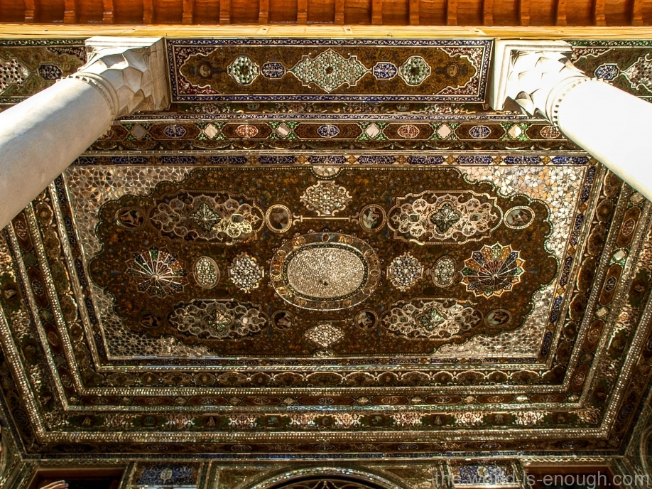 Потолок талара дома Кавамов, украшенный зеркальной мозаикой, Шираз