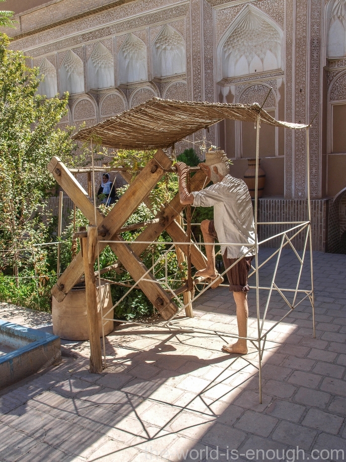 Мастер - muqannī, Музей воды, Йезд, Иран