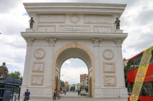 Skopje, Pela Square. Porta Macedonia (Macedonia Gate)