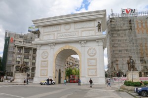 Skopje, Pela Square. Porta Macedonia (Macedonia Gate)