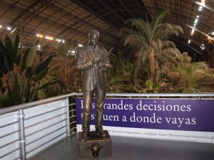 Madrid, Atocha Station (03). Sales man sculpture