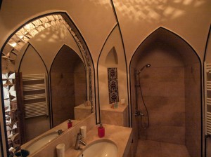 Manoucheri House Hotel (13a)  